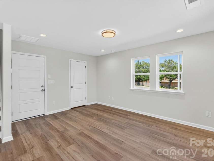 1341 Walter Taylor Way, Charlotte, NC 28206.  MLS# CAR4316241, YatesRealty ID 43621. 1st Floor Flex Room