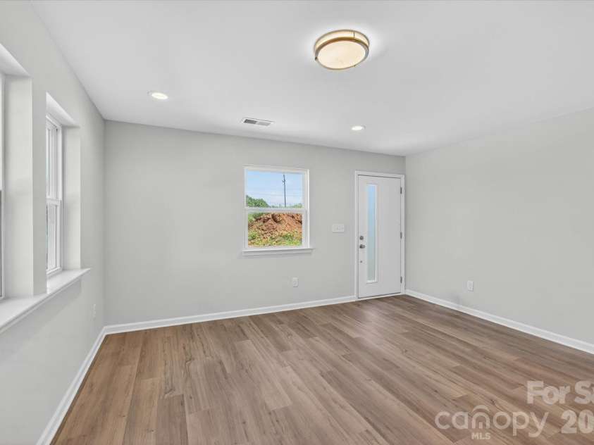 1341 Walter Taylor Way, Charlotte, NC 28206.  MLS# CAR4316241, YatesRealty ID 43621. 1st Floor Flex Room