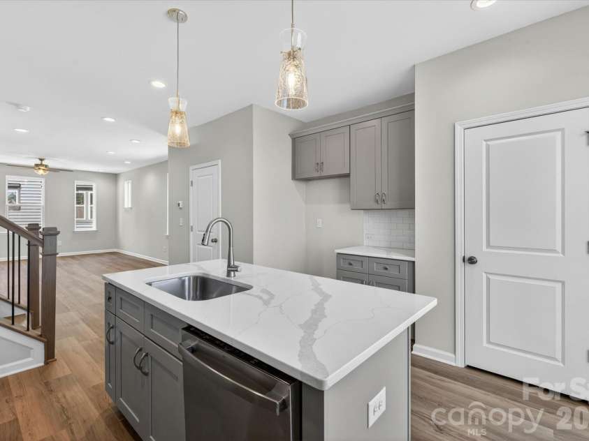 1341 Walter Taylor Way, Charlotte, NC 28206.  MLS# CAR4316241, YatesRealty ID 43621. Kitchen/Dining/Living