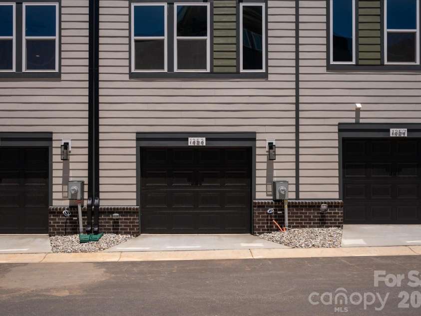 1353 Walter Taylor Way, Charlotte, NC 28206.  MLS# CAR4316348, YatesRealty ID 43622. 