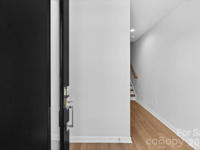1353 Walter Taylor Way, Charlotte, NC 28206.  MLS# CAR4316348, YatesRealty ID 43622. Entry/Foyer