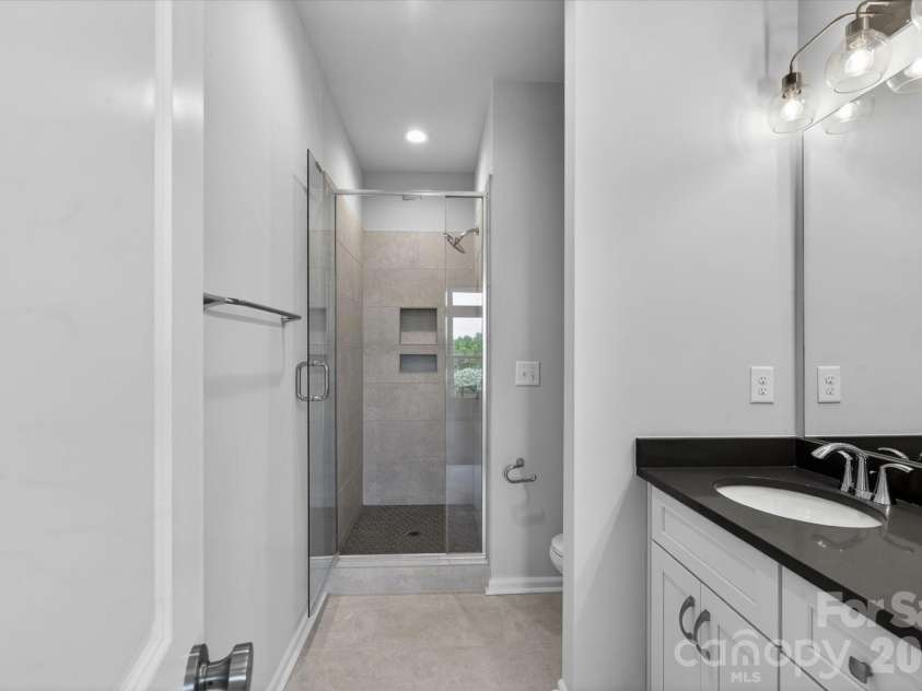 1353 Walter Taylor Way, Charlotte, NC 28206.  MLS# CAR4316348, YatesRealty ID 43622. Premier Bath