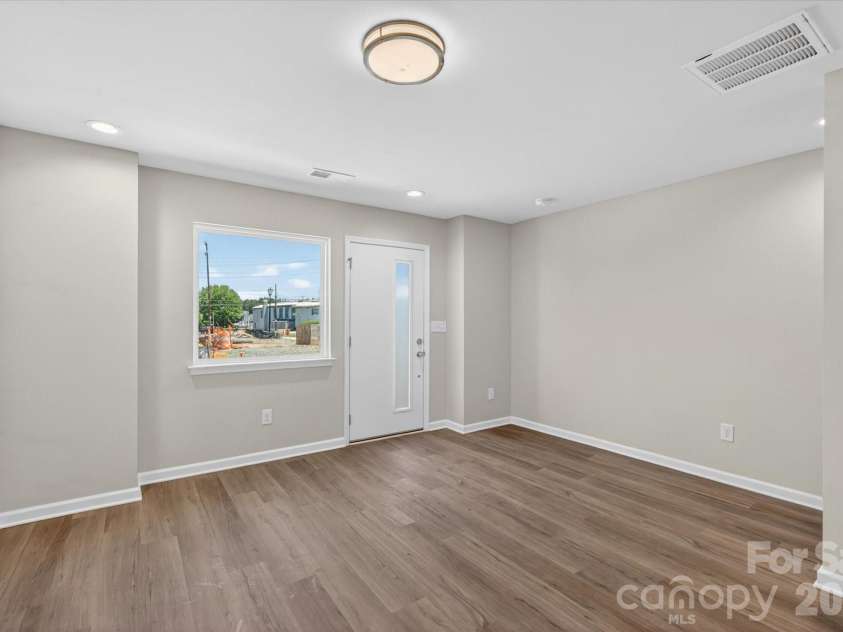 1357 Walter Taylor Way, Charlotte, NC 28206.  MLS# CAR4316356, YatesRealty ID 43623. 1st Floor Flex Room