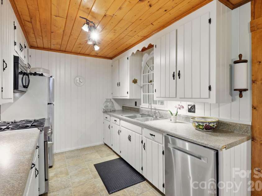 313 Walker Road, Waynesville, NC 28786.  MLS# CAR4402083, YatesRealty ID 43626. 