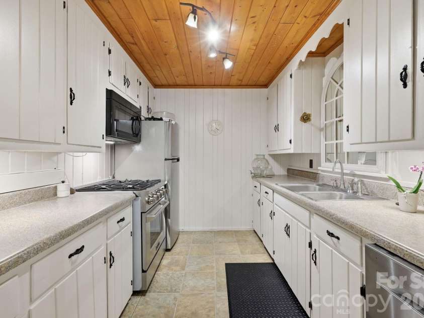 313 Walker Road, Waynesville, NC 28786.  MLS# CAR4402083, YatesRealty ID 43626. 