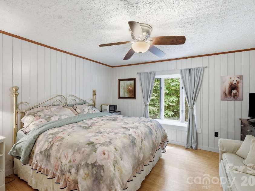 313 Walker Road, Waynesville, NC 28786.  MLS# CAR4402083, YatesRealty ID 43626. 