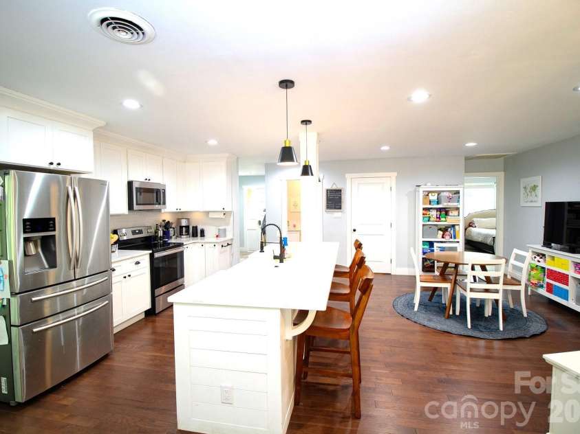 36 Clarendon Road, Asheville, NC 28806.  MLS# CAR4413612, YatesRealty ID 43629. KITCHEN