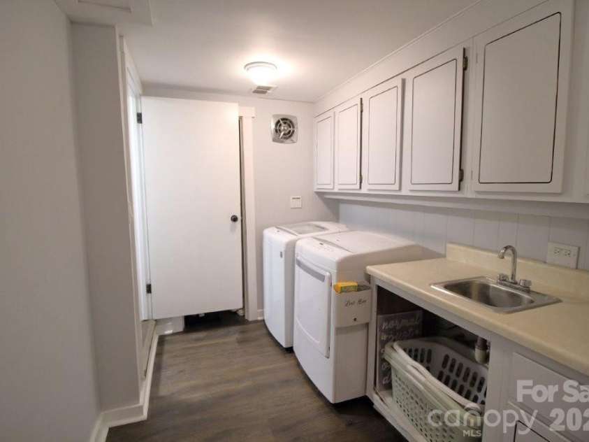 36 Clarendon Road, Asheville, NC 28806.  MLS# CAR4413612, YatesRealty ID 43629. LAUNDRY ROOM