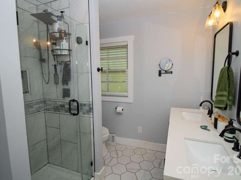 36 Clarendon Road, Asheville, NC 28806.  MLS# CAR4413612, YatesRealty ID 43629. PRIMARY EN-SUITE BATHROOM