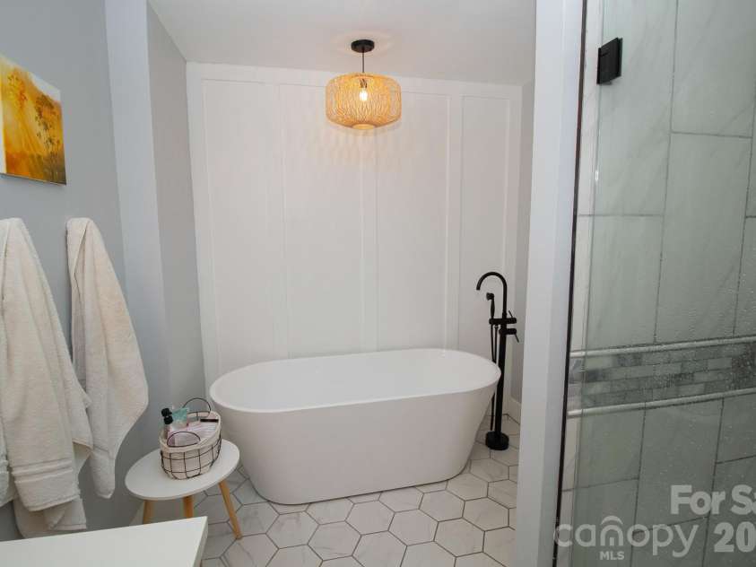 36 Clarendon Road, Asheville, NC 28806.  MLS# CAR4413612, YatesRealty ID 43629. PRIMARY EN-SUITE BATHROOM