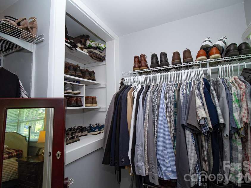36 Clarendon Road, Asheville, NC 28806.  MLS# CAR4413612, YatesRealty ID 43629. PRIMARY WALK-IN CLOSET