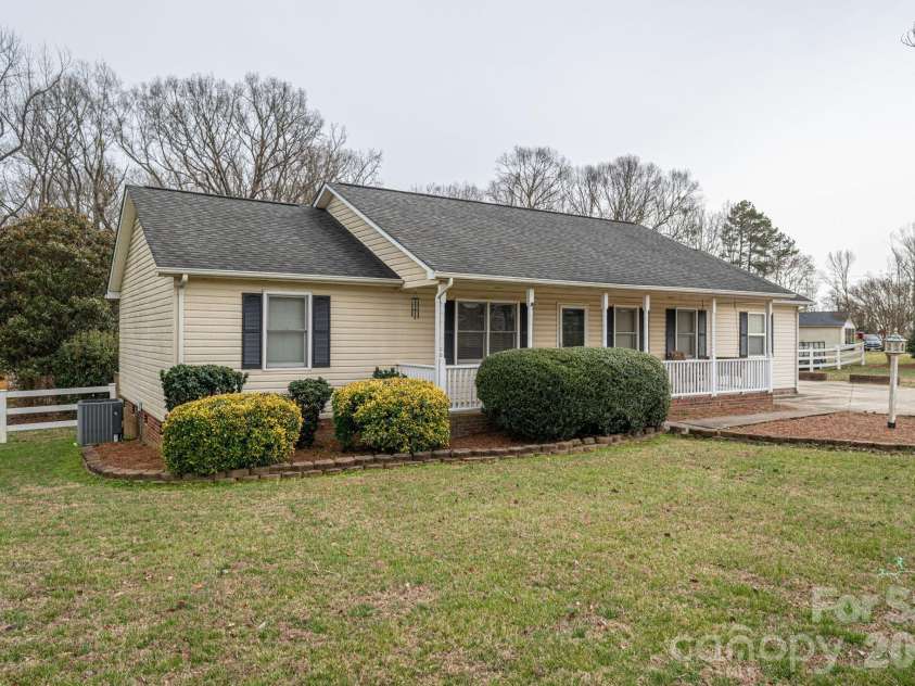 112 Pilots Ridge Drive, Bessemer City, NC 28016.  MLS# CAR4351815, YatesRealty ID 4363. 