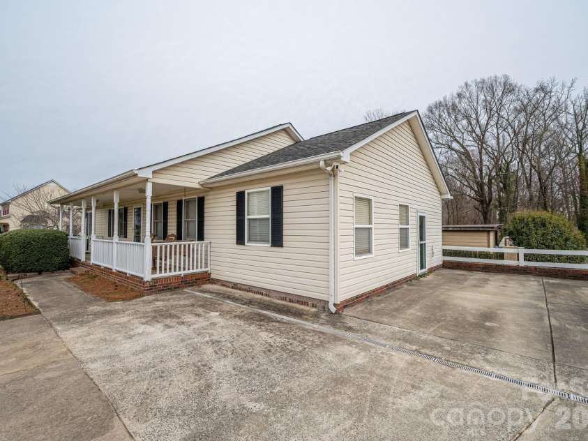 112 Pilots Ridge Drive, Bessemer City, NC 28016.  MLS# CAR4351815, YatesRealty ID 4363. 