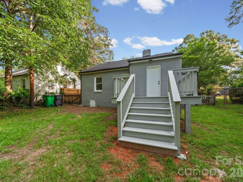 3137 Mathis Drive, Charlotte, NC 28208.  MLS# CAR4412024, YatesRealty ID 43639. 