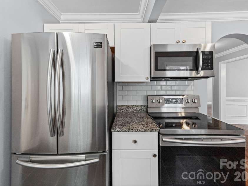 3137 Mathis Drive, Charlotte, NC 28208.  MLS# CAR4412024, YatesRealty ID 43639. Stainless steel appliances throughout the kitchen.