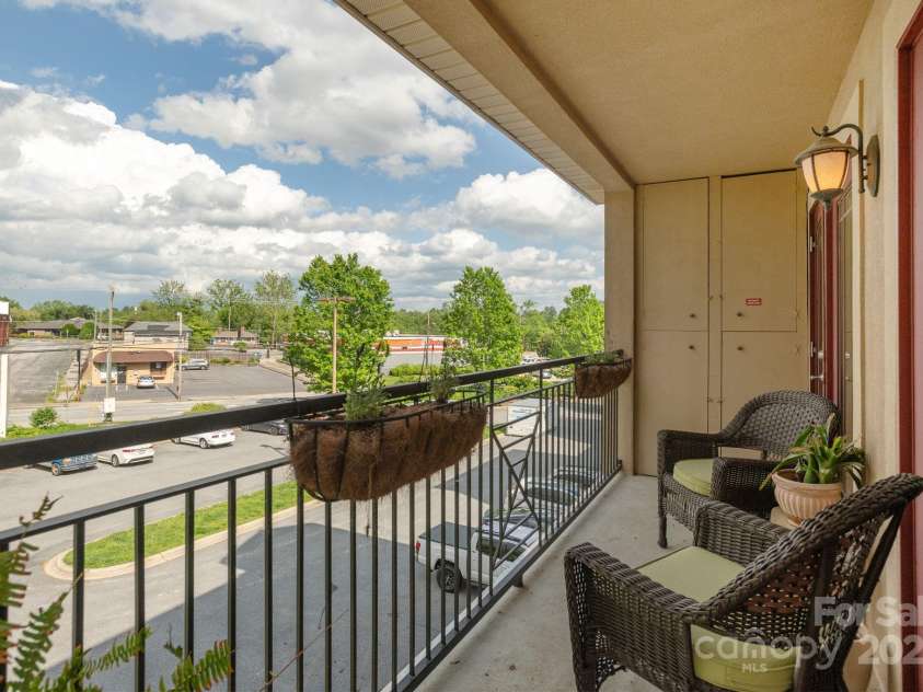 475 Church Street, Hendersonville, NC 28792.  MLS# CAR4252730, YatesRealty ID 4364. 