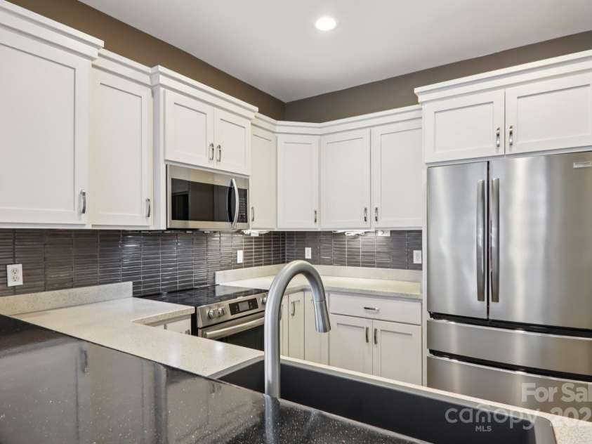 475 Church Street, Hendersonville, NC 28792.  MLS# CAR4305951, YatesRealty ID 4364. 