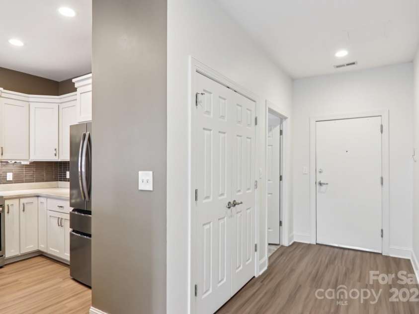 475 Church Street, Hendersonville, NC 28792.  MLS# CAR4305951, YatesRealty ID 4364. Main Level Entryway