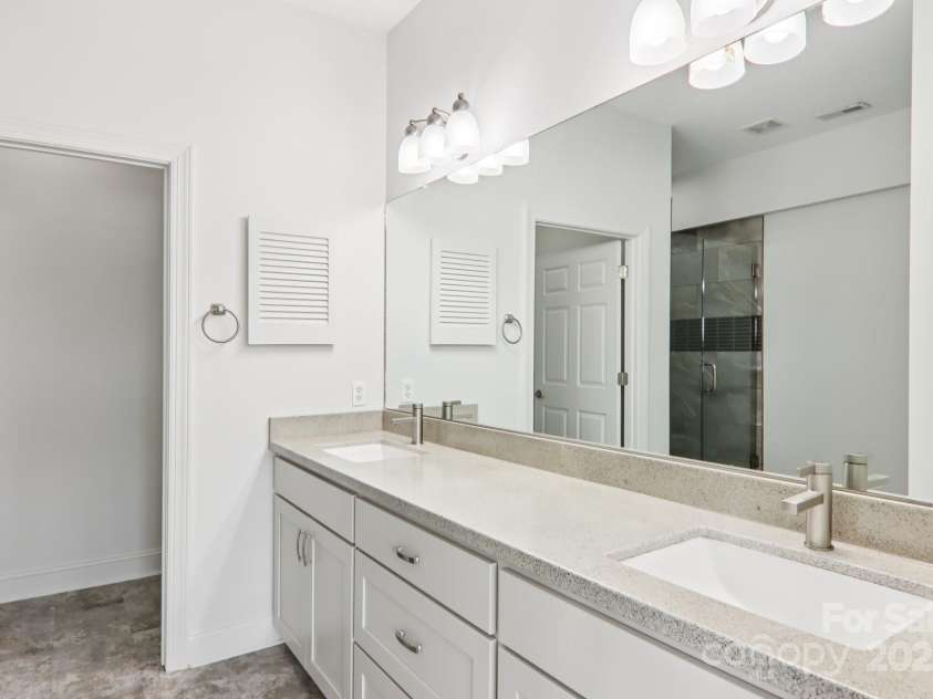 475 Church Street, Hendersonville, NC 28792.  MLS# CAR4305951, YatesRealty ID 4364. Primary Bathroom