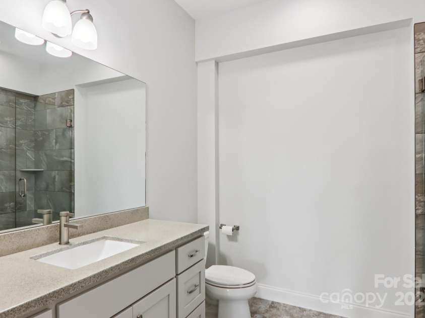 475 Church Street, Hendersonville, NC 28792.  MLS# CAR4305951, YatesRealty ID 4364. Second Bathroom