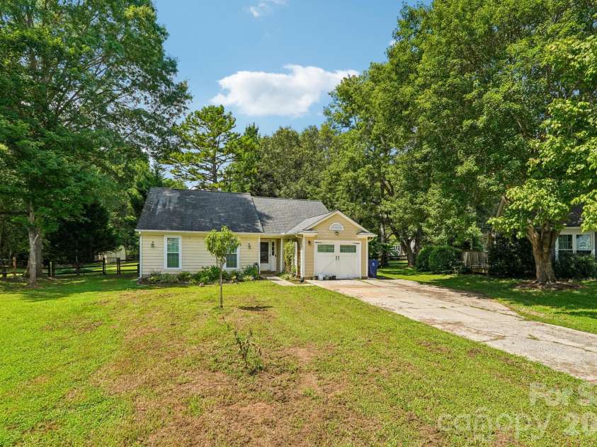 13942 Dannemara Drive, Pineville, NC 28134.  MLS# CAR4413129, YatesRealty ID 43643. 