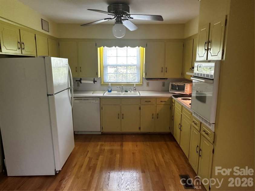 401 Hickory Street, Pageland, SC 29728.  MLS# CAR4408598, YatesRealty ID 43644. Kitchen