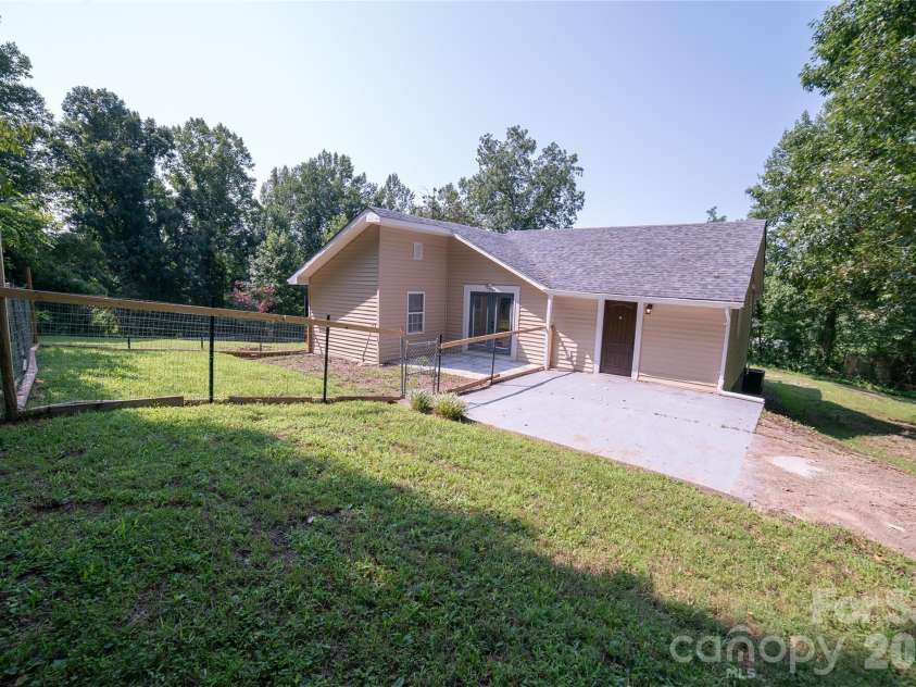 1240 Piedmont Drive, Lenoir, NC 28645.  MLS# CAR4413839, YatesRealty ID 43648. 