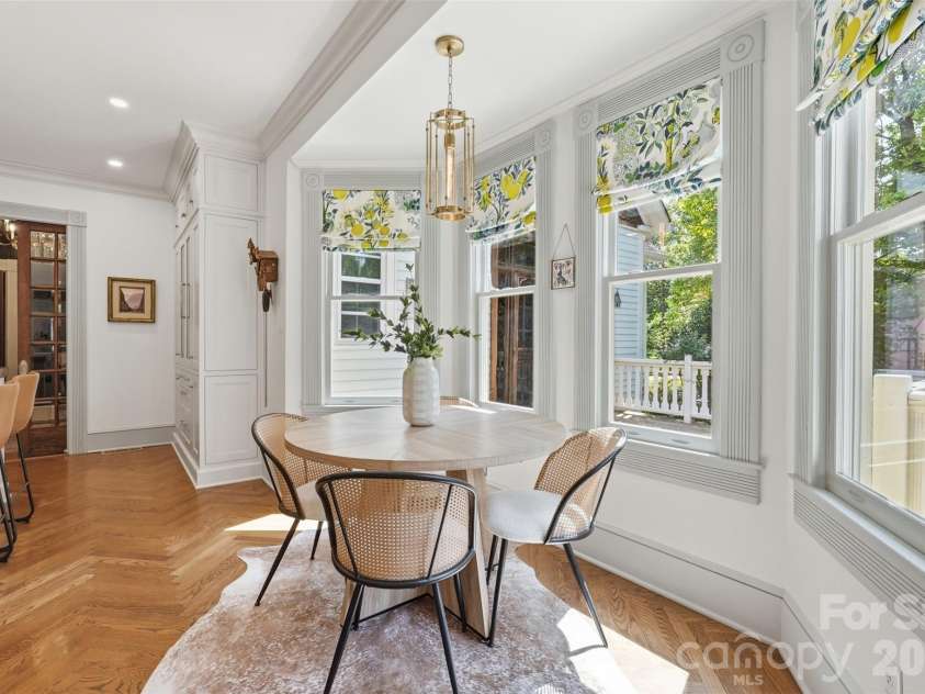 728 Lexington Avenue, Charlotte, NC 28203.  MLS# CAR4413722, YatesRealty ID 43649. Eat-in kitchen.