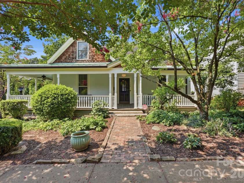 728 Lexington Avenue, Charlotte, NC 28203.  MLS# CAR4413722, YatesRealty ID 43649. Welcome Home!