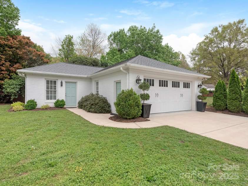 2219 Richardson Drive, Charlotte, NC 28211.  MLS# CAR4242628, YatesRealty ID 4365. 