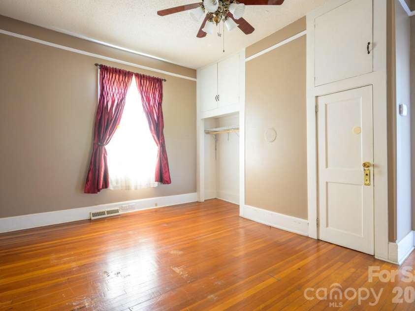 580 Baldwin Avenue, Marion, NC 28752.  MLS# CAR4413490, YatesRealty ID 43651. 