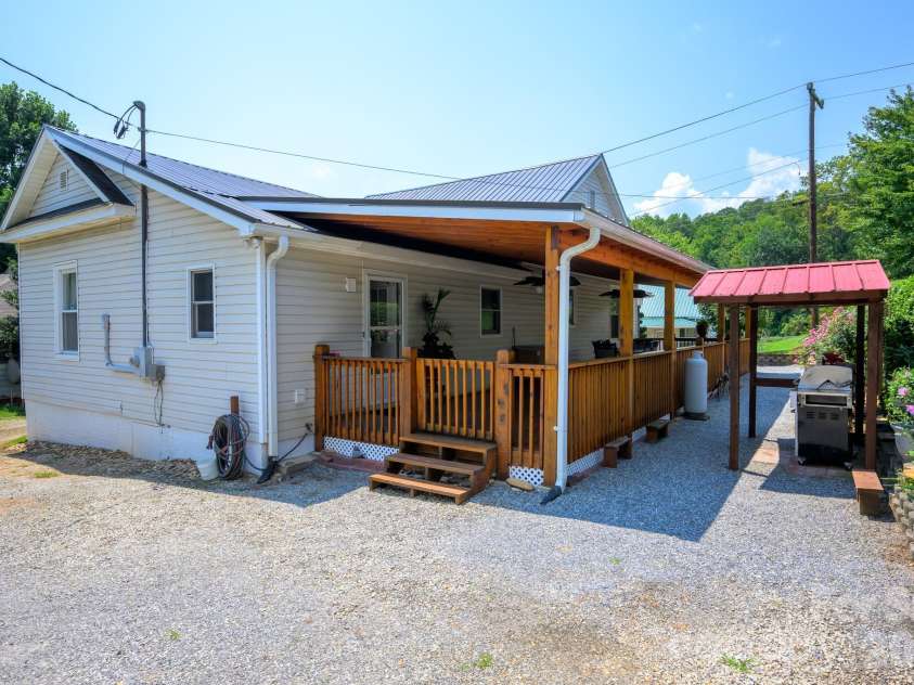 580 Baldwin Avenue, Marion, NC 28752.  MLS# CAR4413490, YatesRealty ID 43651. 