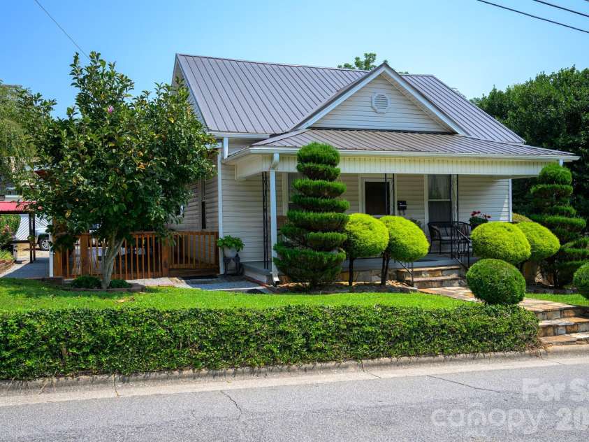 580 Baldwin Avenue, Marion, NC 28752.  MLS# CAR4413490, YatesRealty ID 43651. 