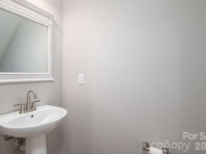 104 Pine Street, Lincolnton, NC 28092.  MLS# CAR4413515, YatesRealty ID 43654. Half Bath