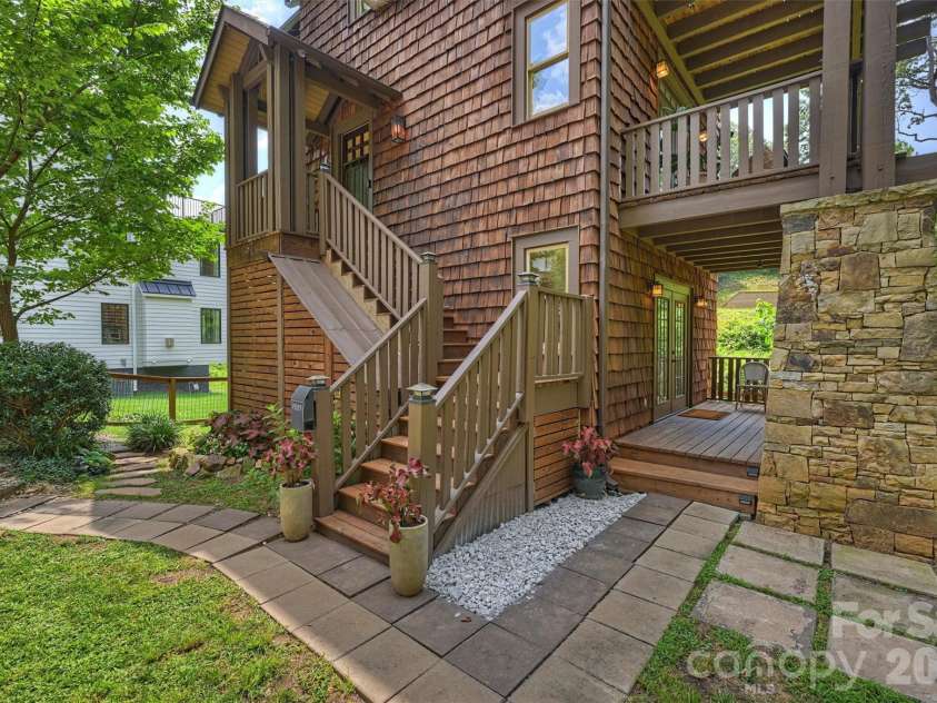 1611 Tippah Park Court, Charlotte, NC 28205.  MLS# CAR4413519, YatesRealty ID 43659. 