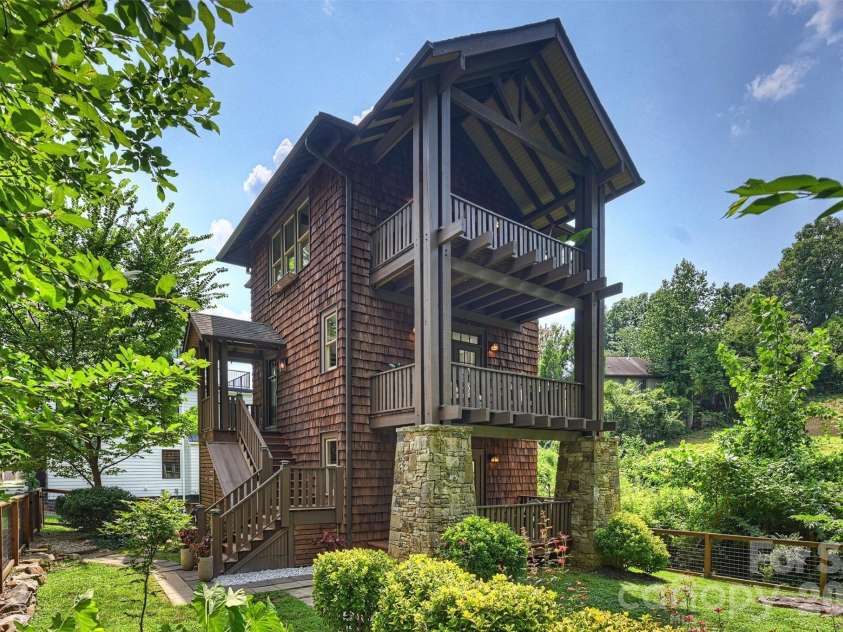 1611 Tippah Park Court, Charlotte, NC 28205.  MLS# CAR4413519, YatesRealty ID 43659. 