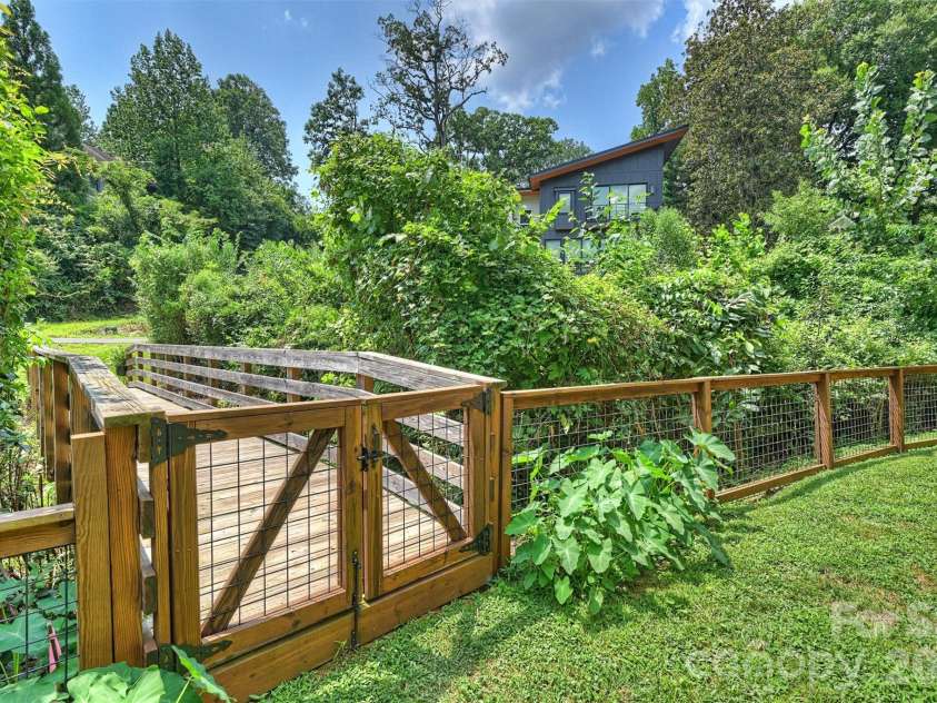 1611 Tippah Park Court, Charlotte, NC 28205.  MLS# CAR4413519, YatesRealty ID 43659. 