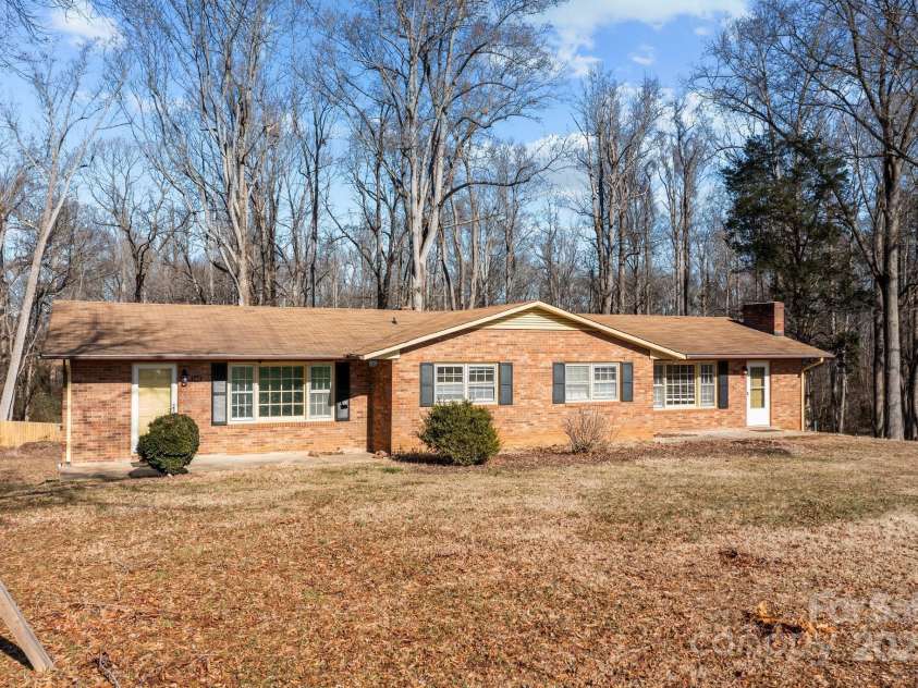 145 Crooked Lane, Statesville, NC 28625.  MLS# CAR4205101, YatesRealty ID 4366. 