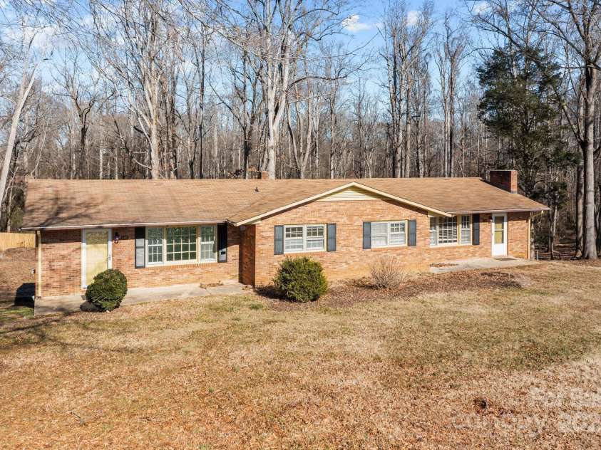 145 Crooked Lane, Statesville, NC 28625.  MLS# CAR4205101, YatesRealty ID 4366. 