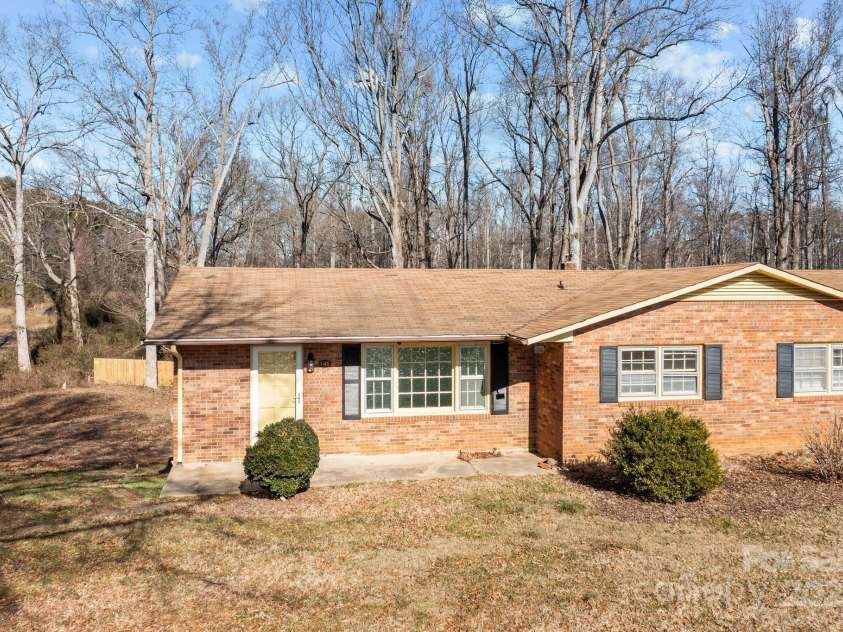 145 Crooked Lane, Statesville, NC 28625.  MLS# CAR4205101, YatesRealty ID 4366. 