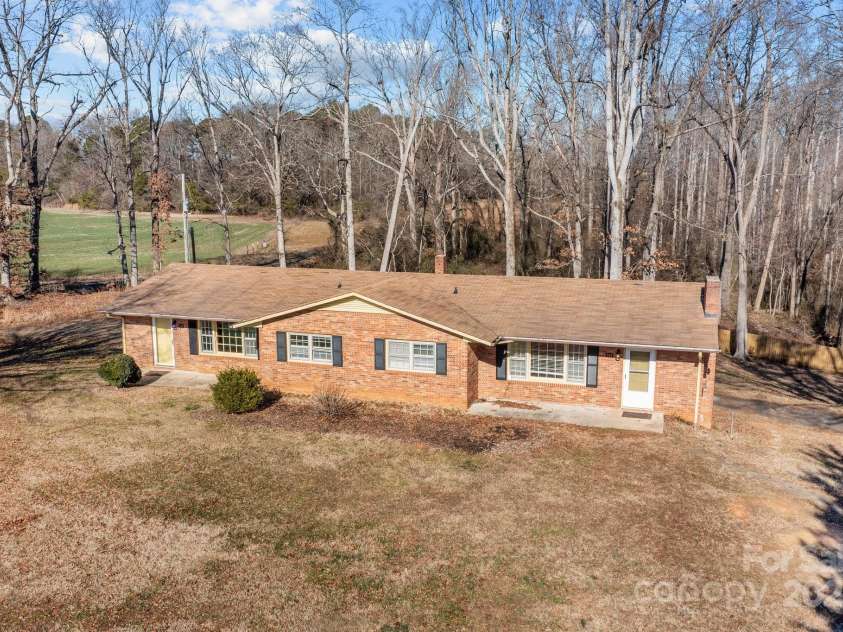 145 Crooked Lane, Statesville, NC 28625.  MLS# CAR4205101, YatesRealty ID 4366. 
