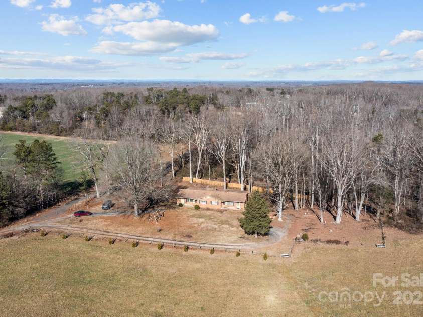 145 Crooked Lane, Statesville, NC 28625.  MLS# CAR4205101, YatesRealty ID 4366. 