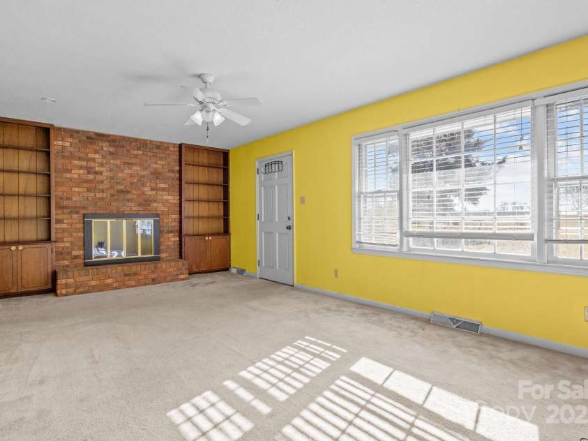 145 Crooked Lane, Statesville, NC 28625.  MLS# CAR4205101, YatesRealty ID 4366. 