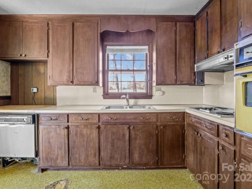 145 Crooked Lane, Statesville, NC 28625.  MLS# CAR4205101, YatesRealty ID 4366. 