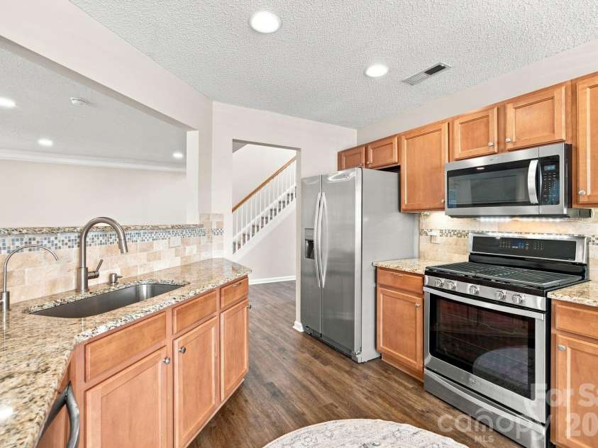 10404 Haddington Drive, Charlotte, NC 28269.  MLS# CAR4412907, YatesRealty ID 43660. 