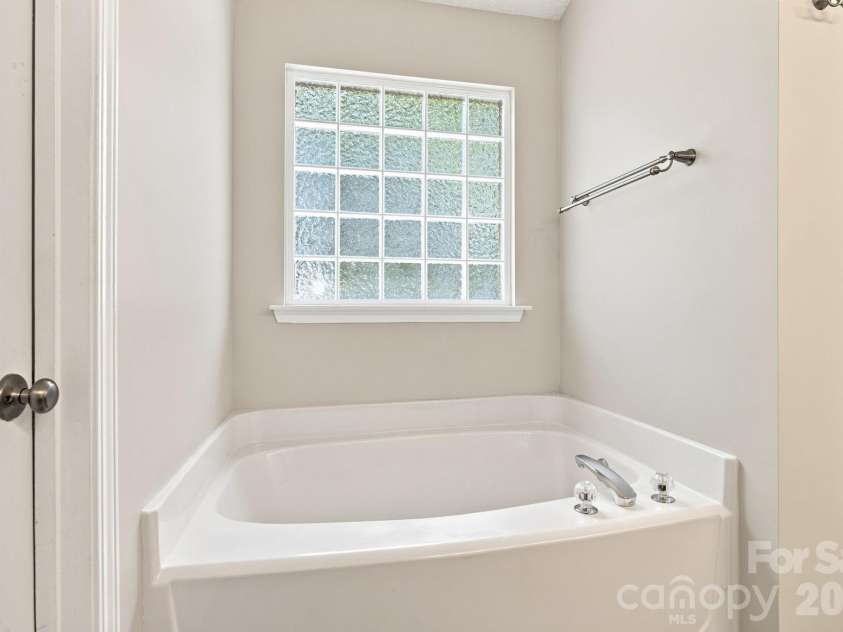 10404 Haddington Drive, Charlotte, NC 28269.  MLS# CAR4412907, YatesRealty ID 43660. 