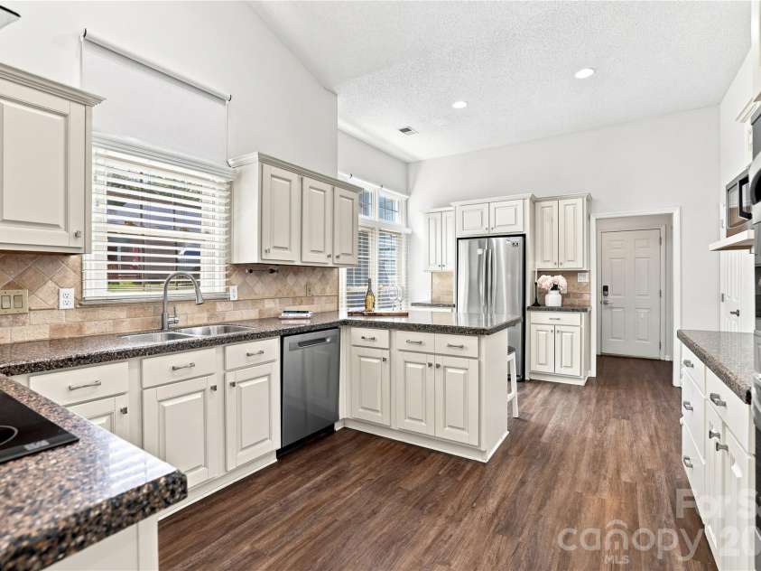9101 Orchard Lane, Charlotte, NC 28210.  MLS# CAR4409670, YatesRealty ID 43667. Fully Renovated Kitchen