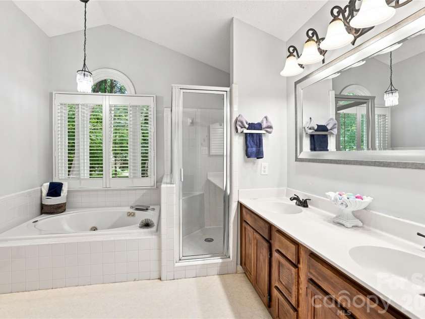 9101 Orchard Lane, Charlotte, NC 28210.  MLS# CAR4409670, YatesRealty ID 43667. Spacious Primary Bath