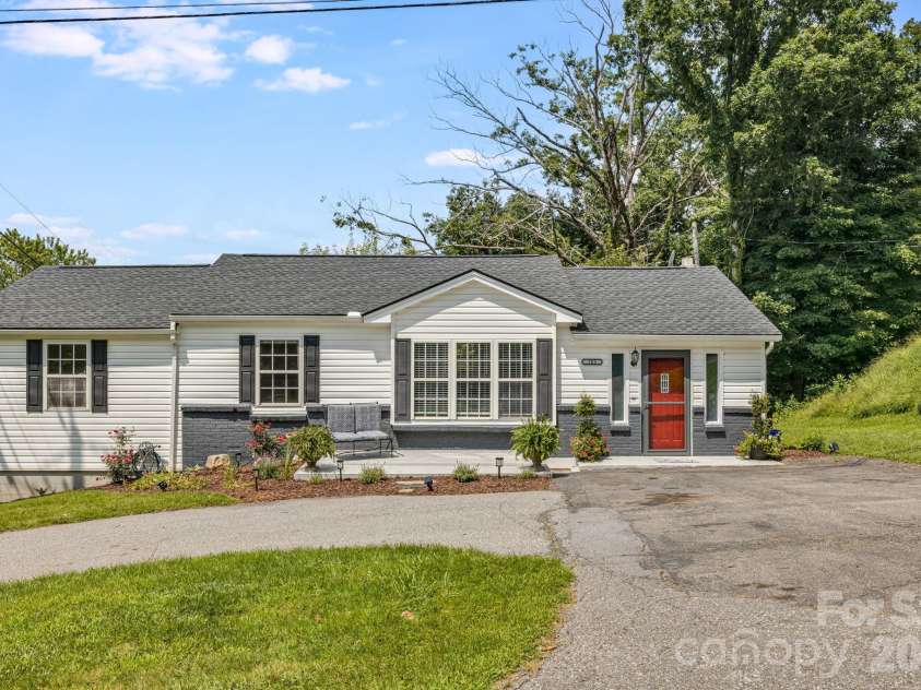 303 Hunter Street, Burnsville, NC 28714.  MLS# CAR4413835, YatesRealty ID 43668. 