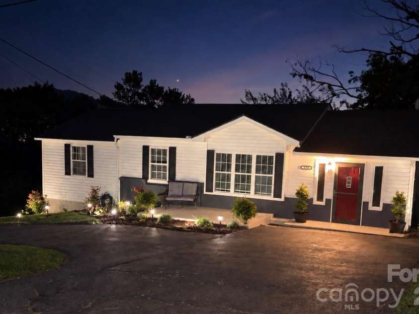 303 Hunter Street, Burnsville, NC 28714.  MLS# CAR4413835, YatesRealty ID 43668. 
